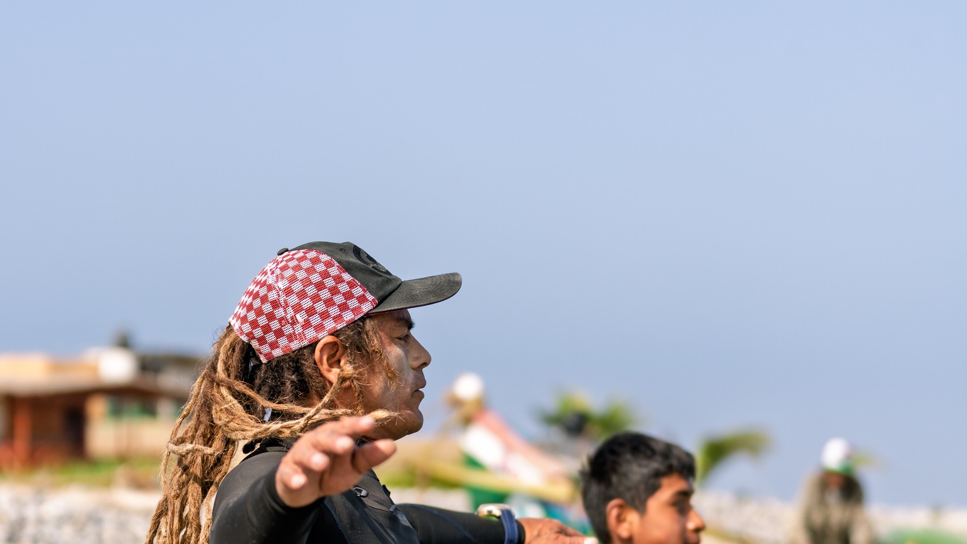 Surfer dehnen sich am Strand – Core Training
